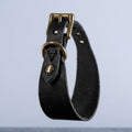 The Classic in Schwarz, glattes Vollnarbenleder mit massivem Messingbeschlag.