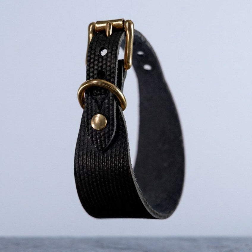 The Classic in Schwarz mit Bienenwaben-Prägung.